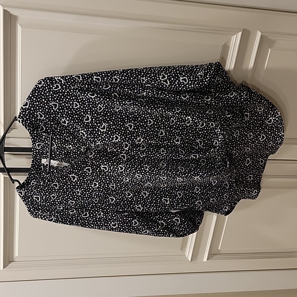 Black and white heart print blouse size M